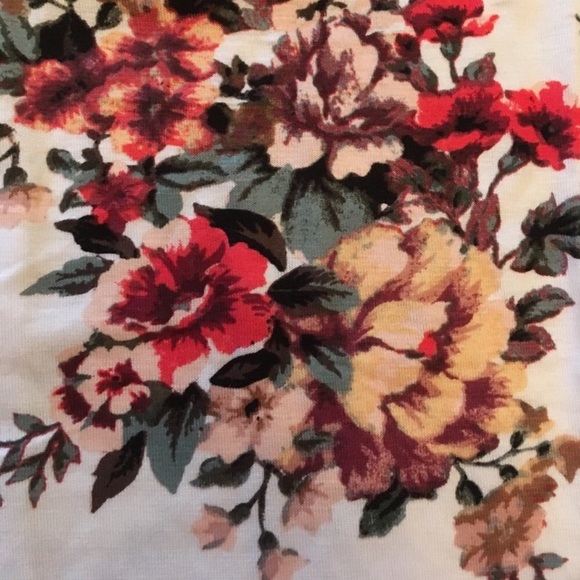 Gorgeous Ivory Floral Top - Picture 8 of 8